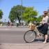 นักปั่นจักรยานควรขี่บนฝั่งใดของถนน?